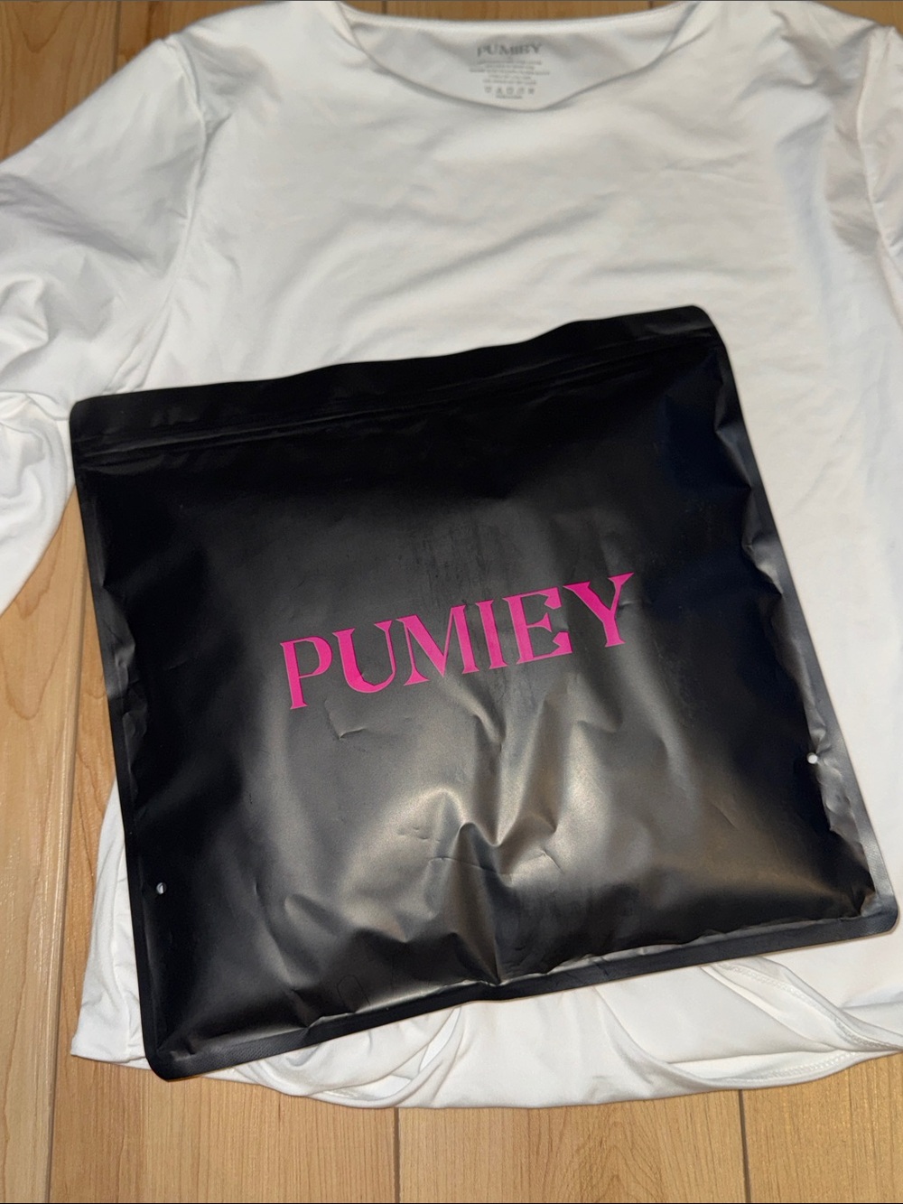 New in Package Set of 2 PUMIEY Long Sleeve Bodysuit Size Large White and Navy